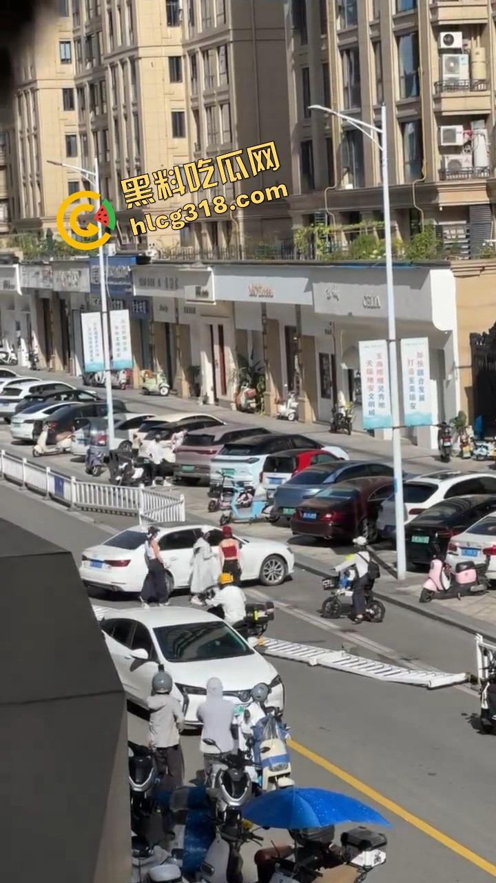 浙C老板去找前妻给娃过生日，现任小仙女当场砸店发疯，一蛋糕糊在孩子脸，现场一群吃瓜群众围观！-15