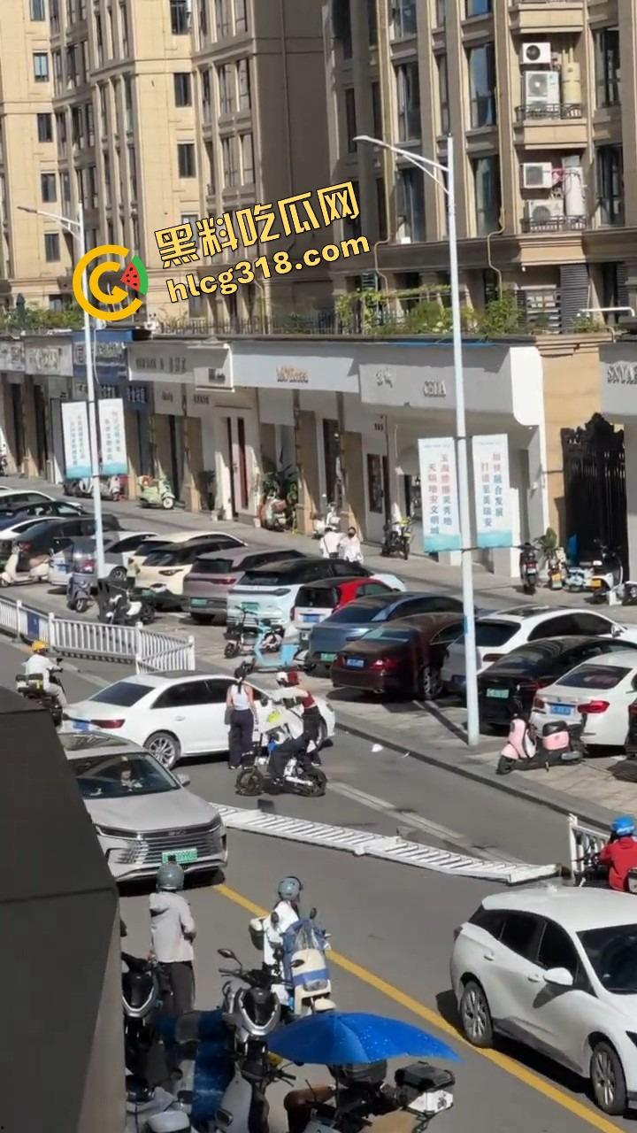 浙C老板去找前妻给娃过生日，现任小仙女当场砸店发疯，一蛋糕糊在孩子脸，现场一群吃瓜群众围观！-16