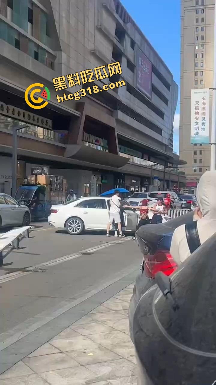 浙C老板去找前妻给娃过生日，现任小仙女当场砸店发疯，一蛋糕糊在孩子脸，现场一群吃瓜群众围观！-17