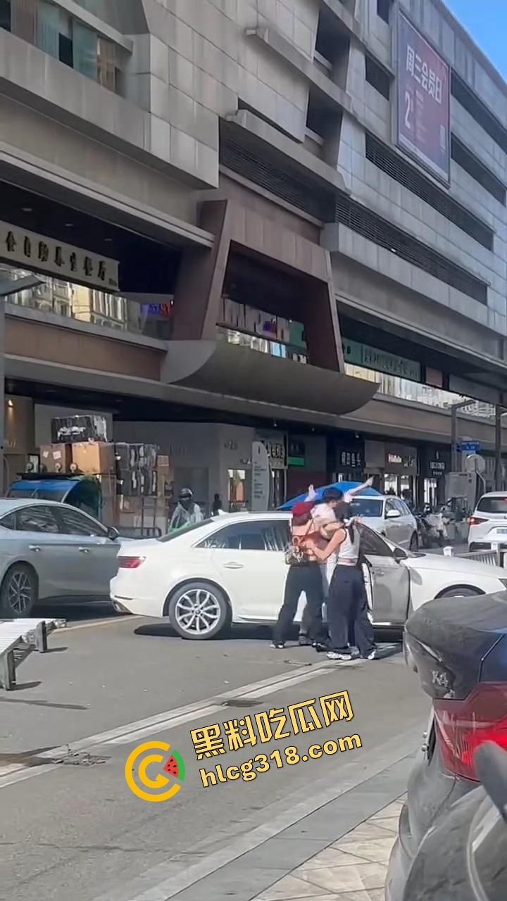 浙C老板去找前妻给娃过生日，现任小仙女当场砸店发疯，一蛋糕糊在孩子脸，现场一群吃瓜群众围观！-18