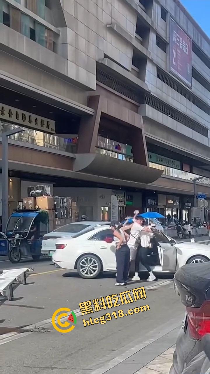 浙C老板去找前妻给娃过生日，现任小仙女当场砸店发疯，一蛋糕糊在孩子脸，现场一群吃瓜群众围观！-19