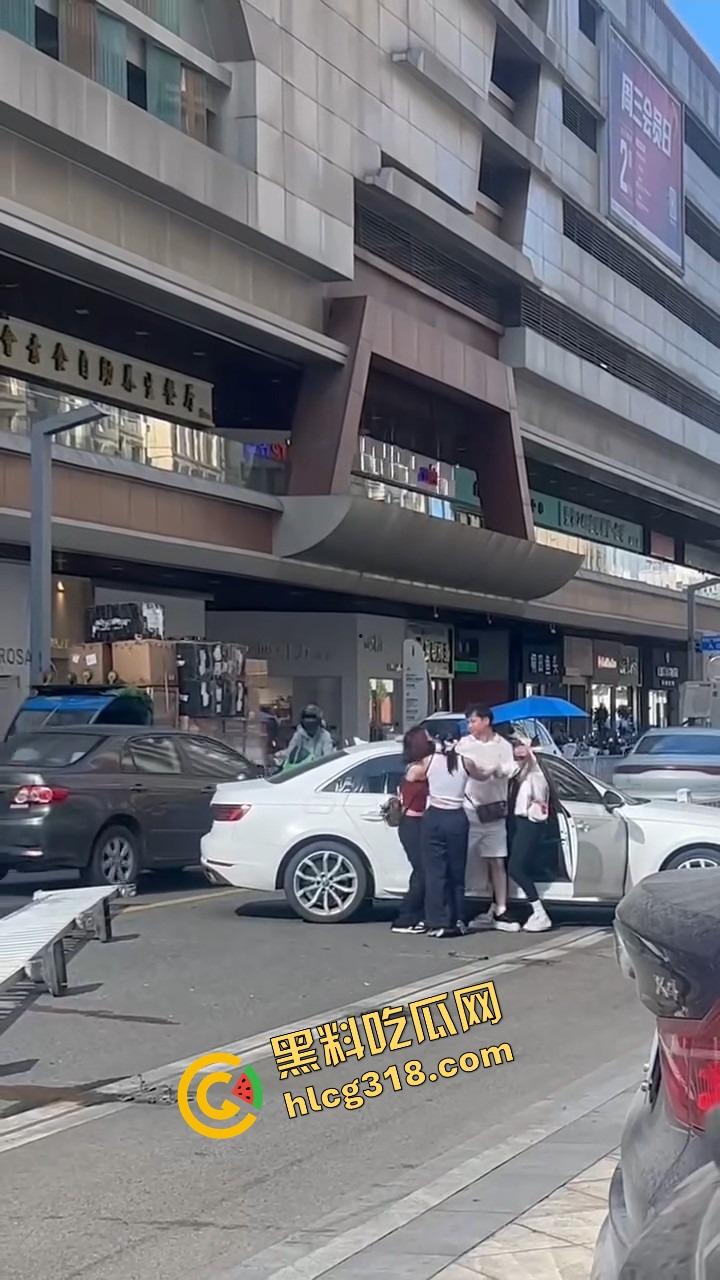 浙C老板去找前妻给娃过生日，现任小仙女当场砸店发疯，一蛋糕糊在孩子脸，现场一群吃瓜群众围观！-20