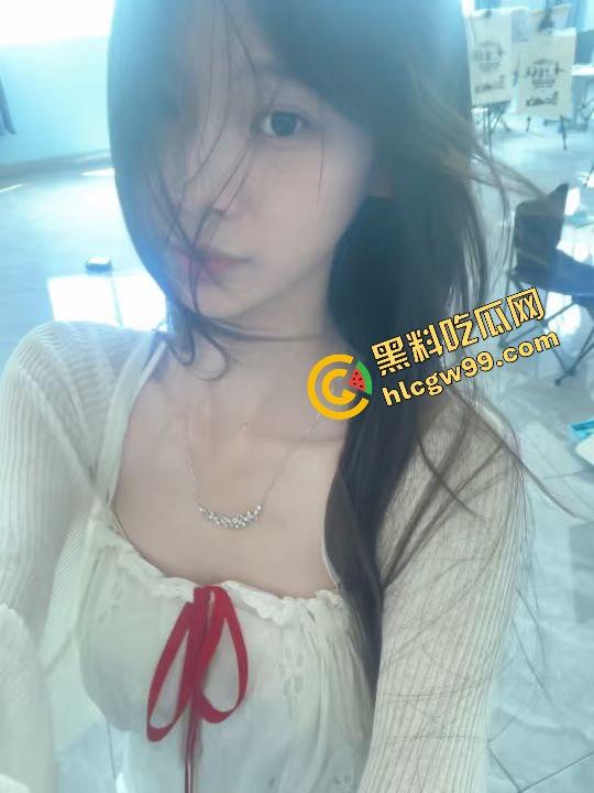 陕西艺术职业甜妹反差婊【庄可怡】厕所骚私拍露出嫩乳,腰眼白臀暴力输出嫩逼娇喘,独家曝光流出!-2