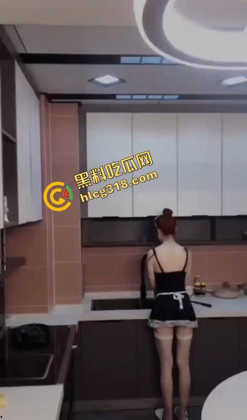 富家千金变下贱母狗，情趣女仆装一上身，只会舔鸡巴钻桌底衣服越少，穿着丝袜舔地板还抢着叫爹！-3