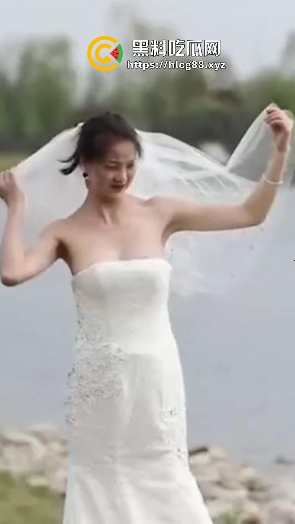 摄影师操眼新娘婚纱外拍，红樱桃奶子甩光，摆骚姿嫩逼勾魂，新娘还在那深情摆POSE毫不知自己走光！-1