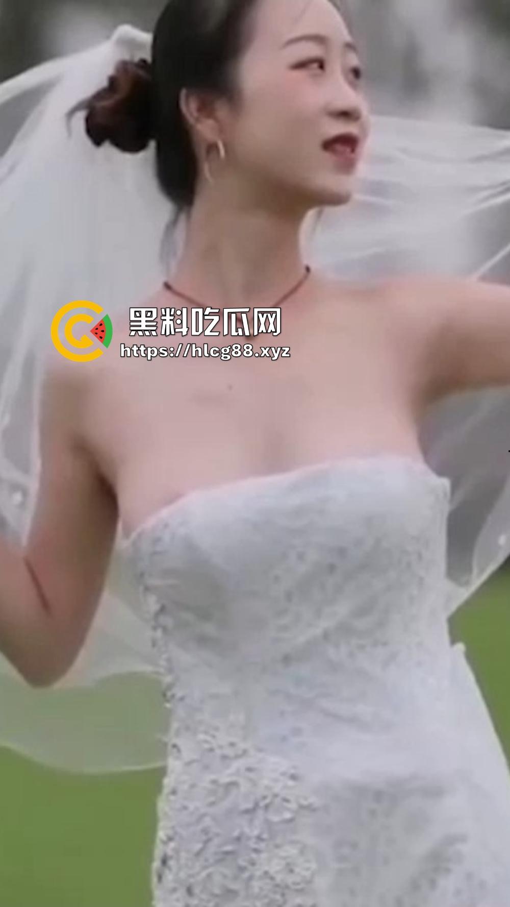 摄影师操眼新娘婚纱外拍，红樱桃奶子甩光，摆骚姿嫩逼勾魂，新娘还在那深情摆POSE毫不知自己走光！-5