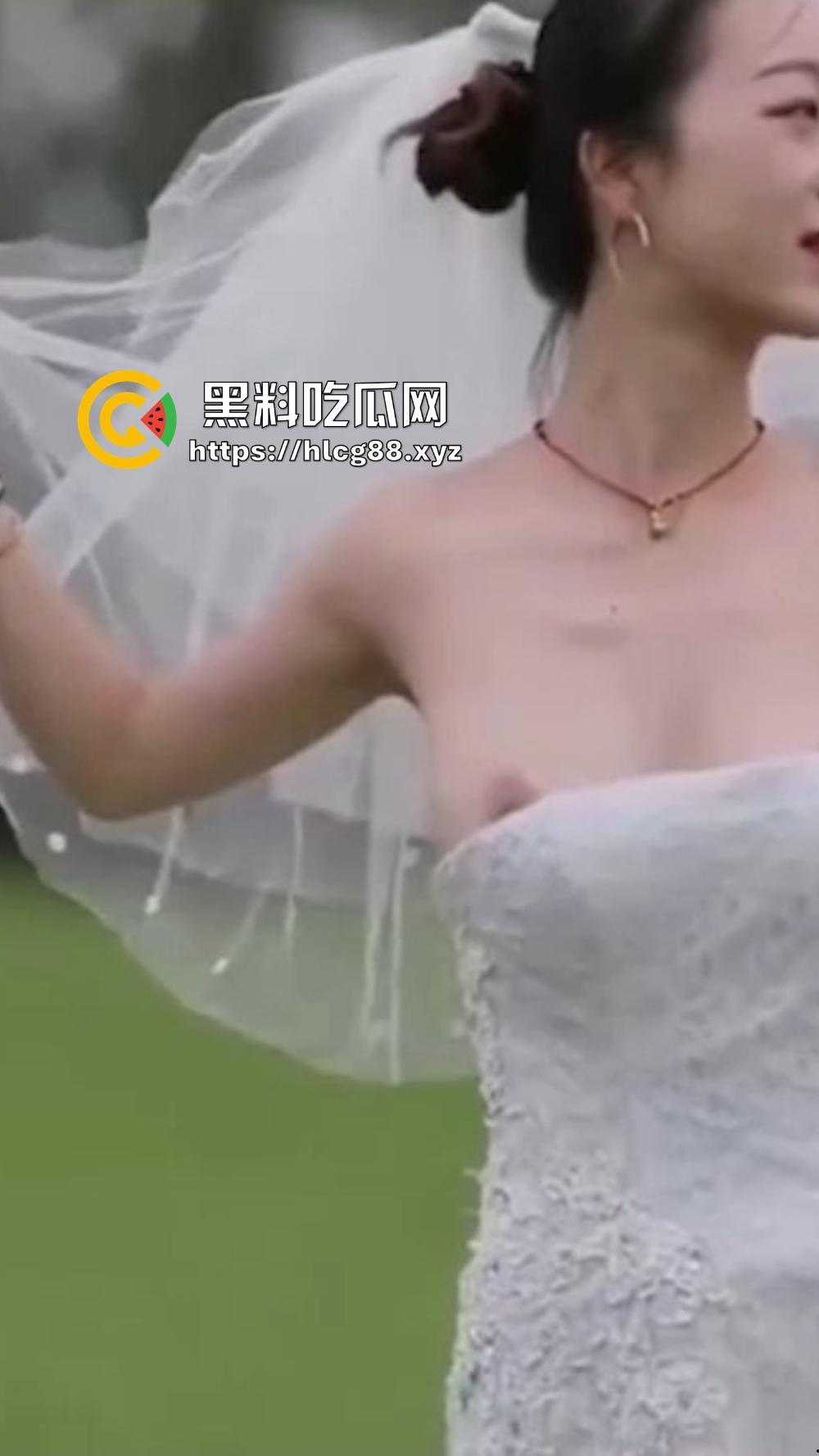 摄影师操眼新娘婚纱外拍，红樱桃奶子甩光，摆骚姿嫩逼勾魂，新娘还在那深情摆POSE毫不知自己走光！-9