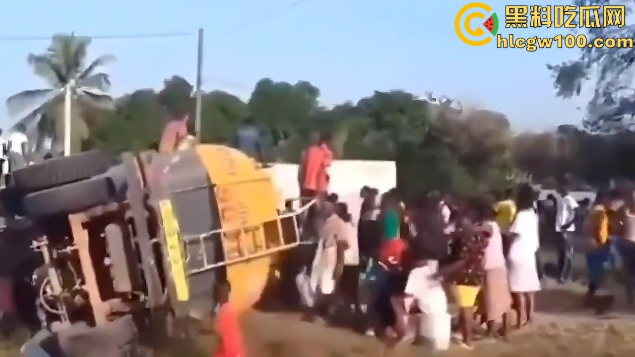 人间炼狱！尼日利亚油罐车泄露遭哄抢爆炸致77死，人都烧成木炭了，重口慎点！-6