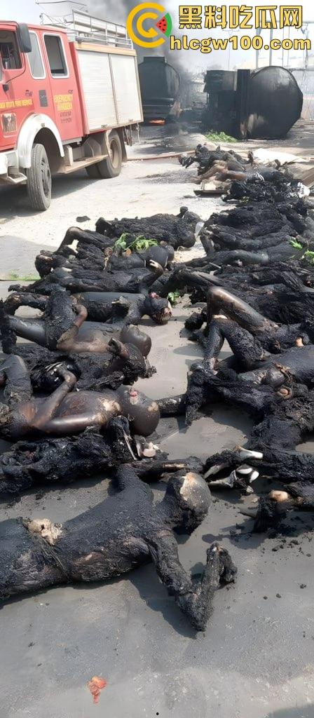 人间炼狱！尼日利亚油罐车泄露遭哄抢爆炸致77死，人都烧成木炭了，重口慎点！-10