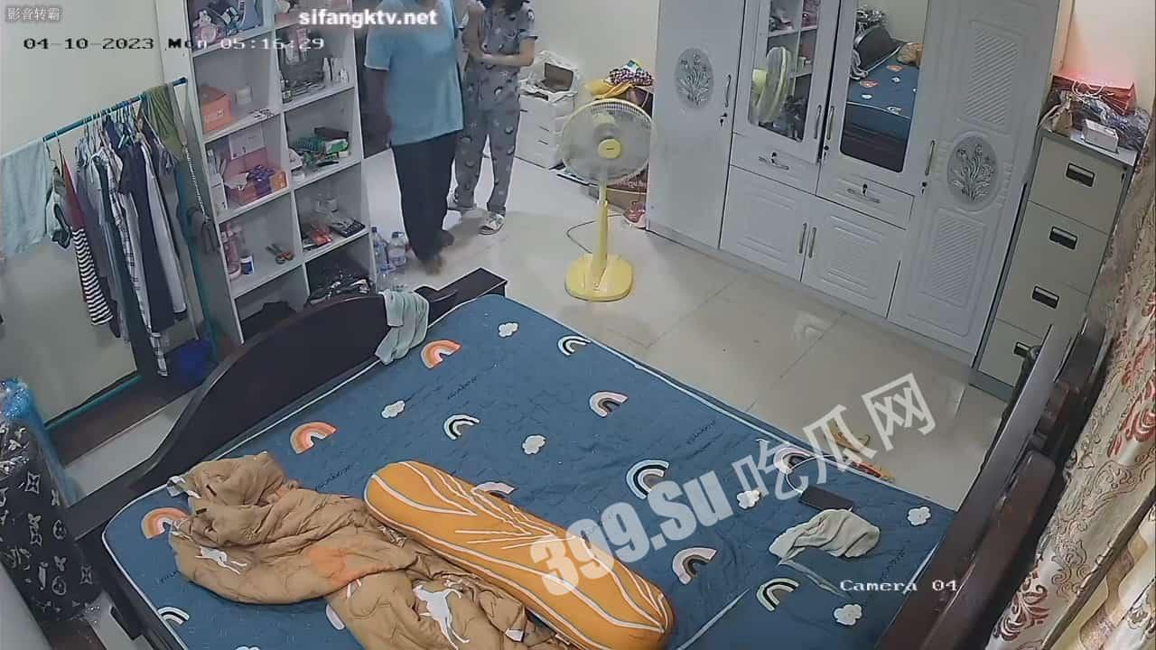 黑客破解摄像头 偷拍小姐姐老公不在家被黝黑中年大叔骗开房门扒光衣服强上 无力反抗-1