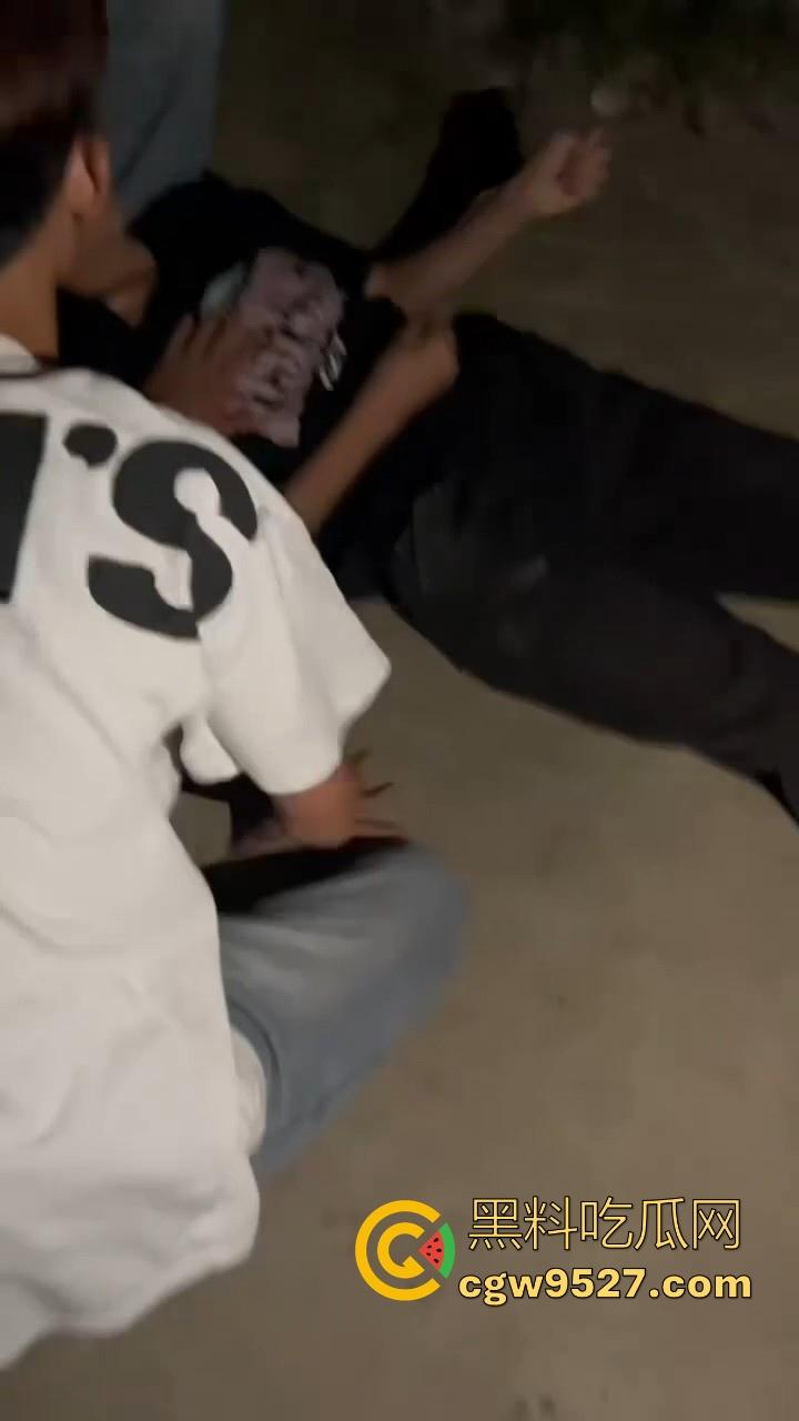 广西精神小伙1v1格斗单挑，互相推搡你一拳我一拳，最终酿成大祸，黑衣小伙倒地吐血抽搐，可把他们吓坏了！-4