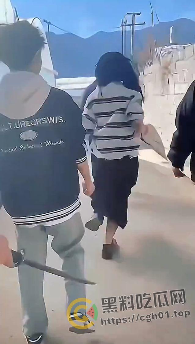 儿子被打 父亲让警察拦着不让回家？四川凉山霸凌事件   愤怒民众包围警察局-3