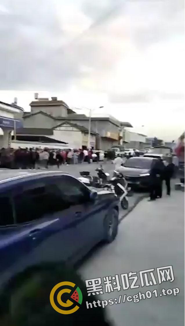 儿子被打 父亲让警察拦着不让回家？四川凉山霸凌事件   愤怒民众包围警察局-6