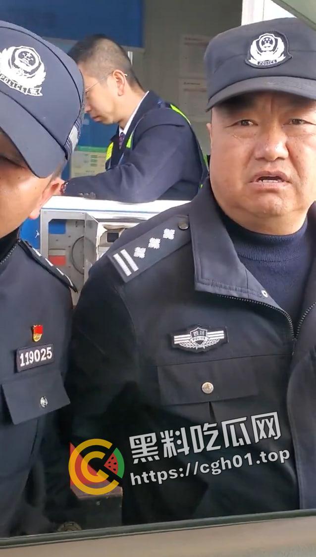 儿子被打 父亲让警察拦着不让回家？四川凉山霸凌事件   愤怒民众包围警察局-7