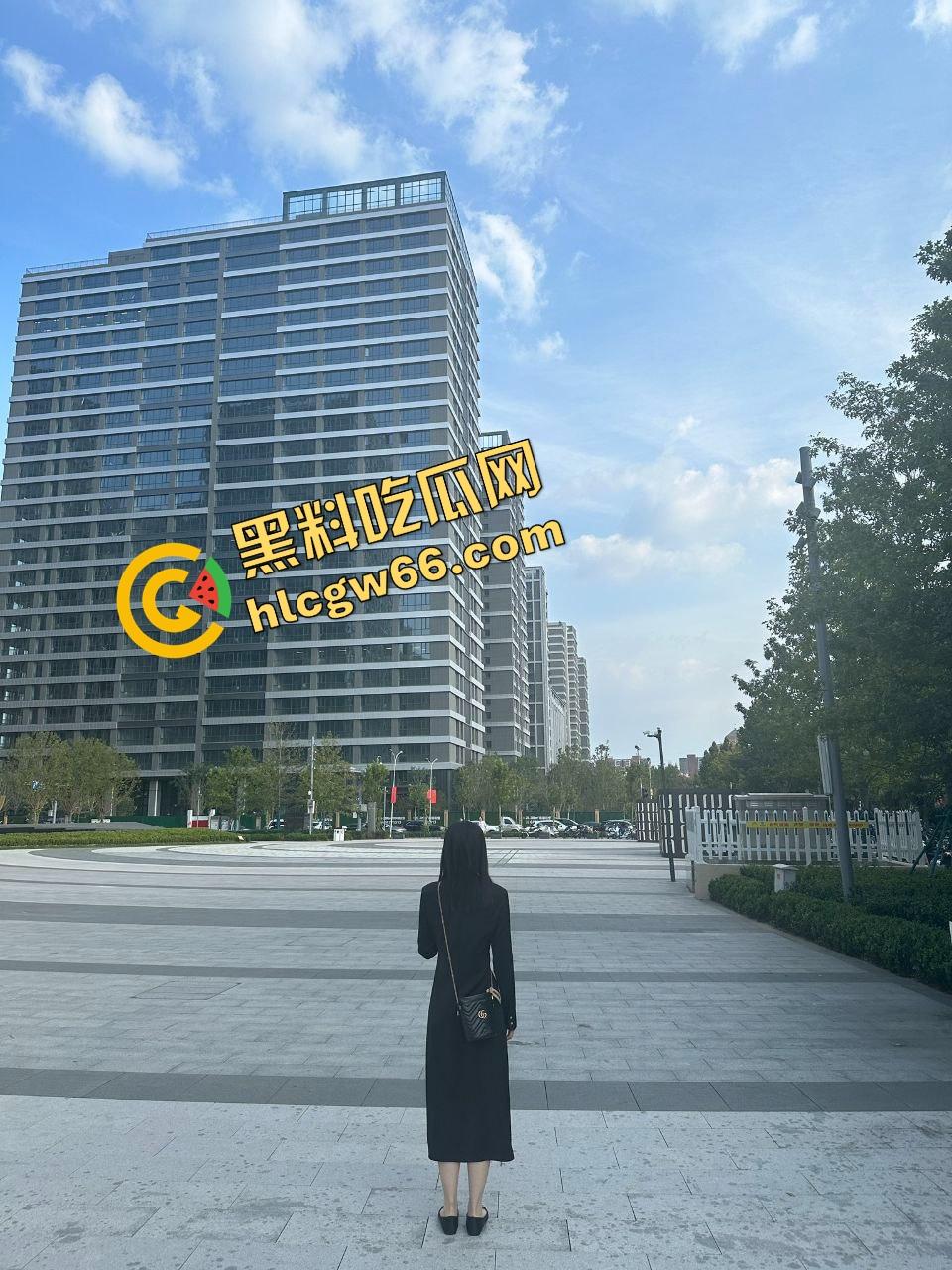 上海大学生眼镜妹『何小洁』酒店约炮玩露出，学不学无所谓，肥臀翘得高，嘴里叼根屌比谁都稳！-2