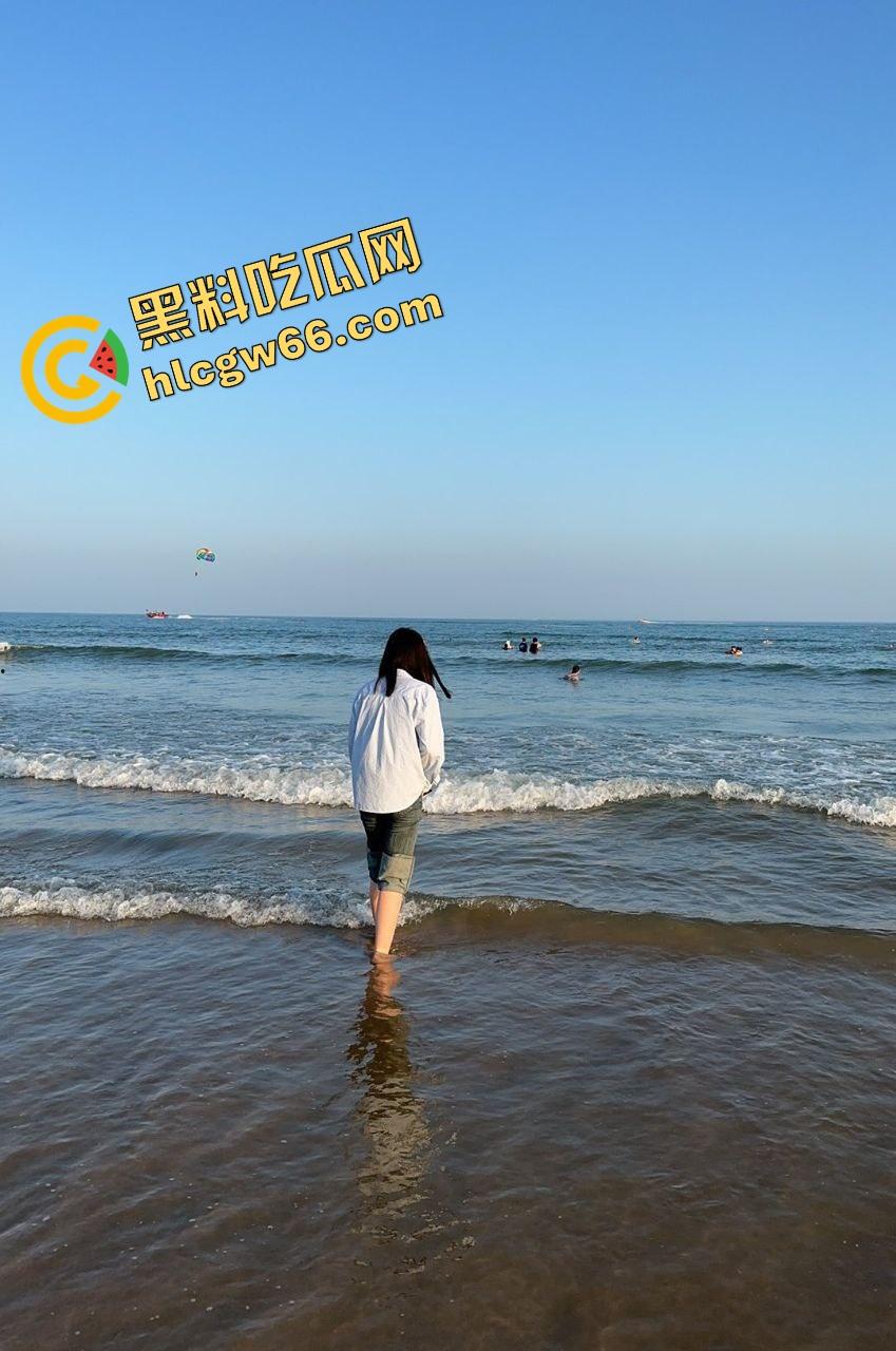 上海大学生眼镜妹『何小洁』酒店约炮玩露出，学不学无所谓，肥臀翘得高，嘴里叼根屌比谁都稳！-5