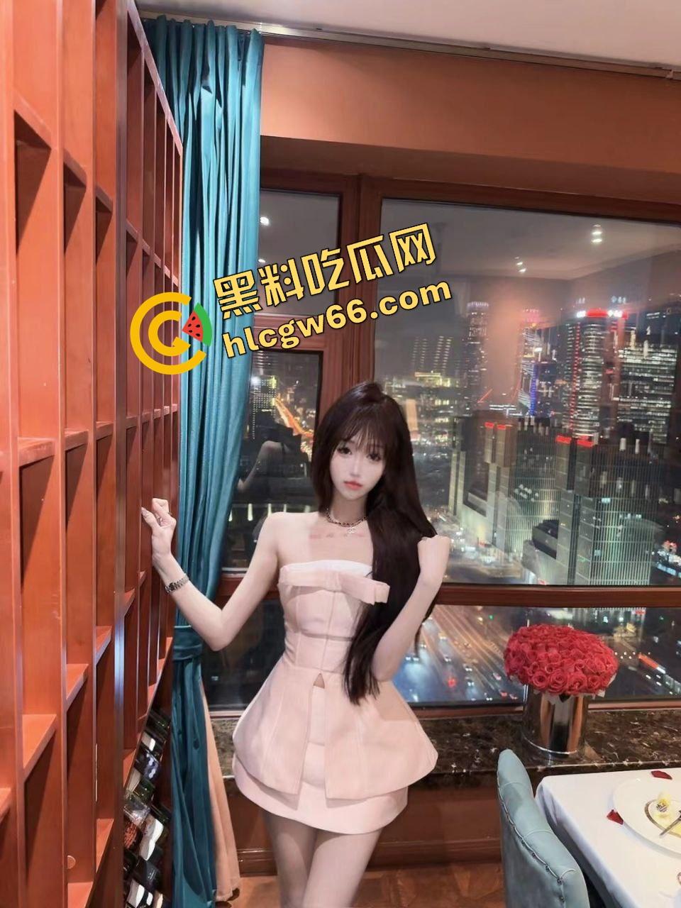 北京哥们约炮三连吃疯了，一人干仨，08嫩妹当糖吃，大学生当饭吃，熟女当夜宵，全员长得正6得起飞！-6