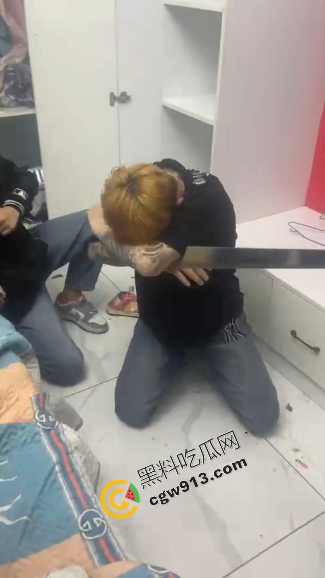 嚣张精神小伙的残暴行径！暴力殴打，挥刀猛砍，凶猛至极，现场血流满地，甚是恐怖-3