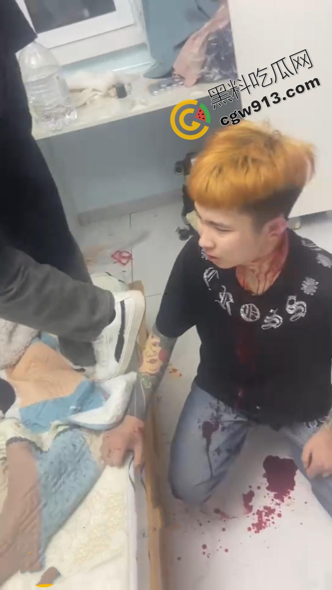 嚣张精神小伙的残暴行径！暴力殴打，挥刀猛砍，凶猛至极，现场血流满地，甚是恐怖-10