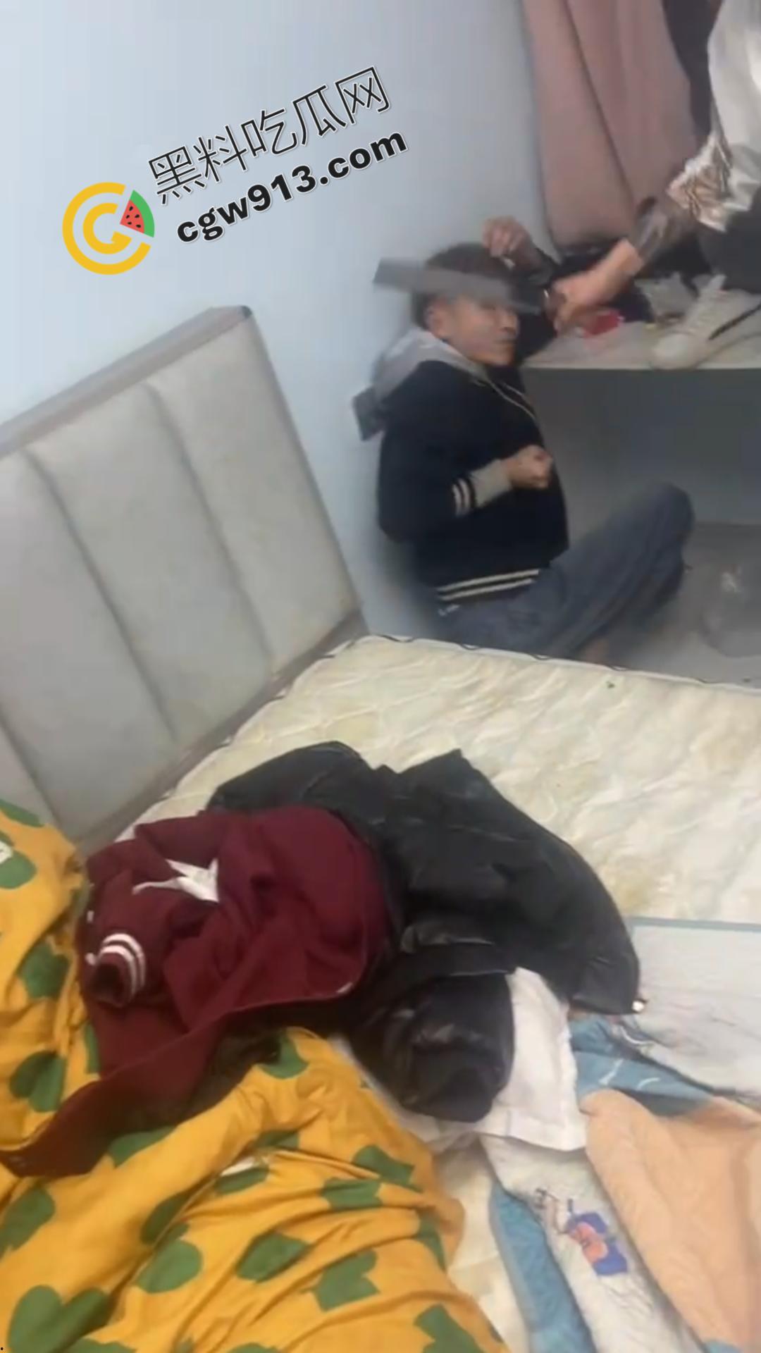 嚣张精神小伙的残暴行径！暴力殴打，挥刀猛砍，凶猛至极，现场血流满地，甚是恐怖-12