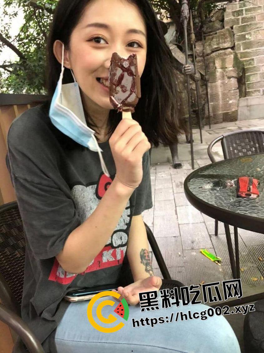 江苏大学反差婊 校外兼职的艺术生母狗 美鲍鱼一线天 巨乳挺拔 逼都要被富二代扣烂了-1