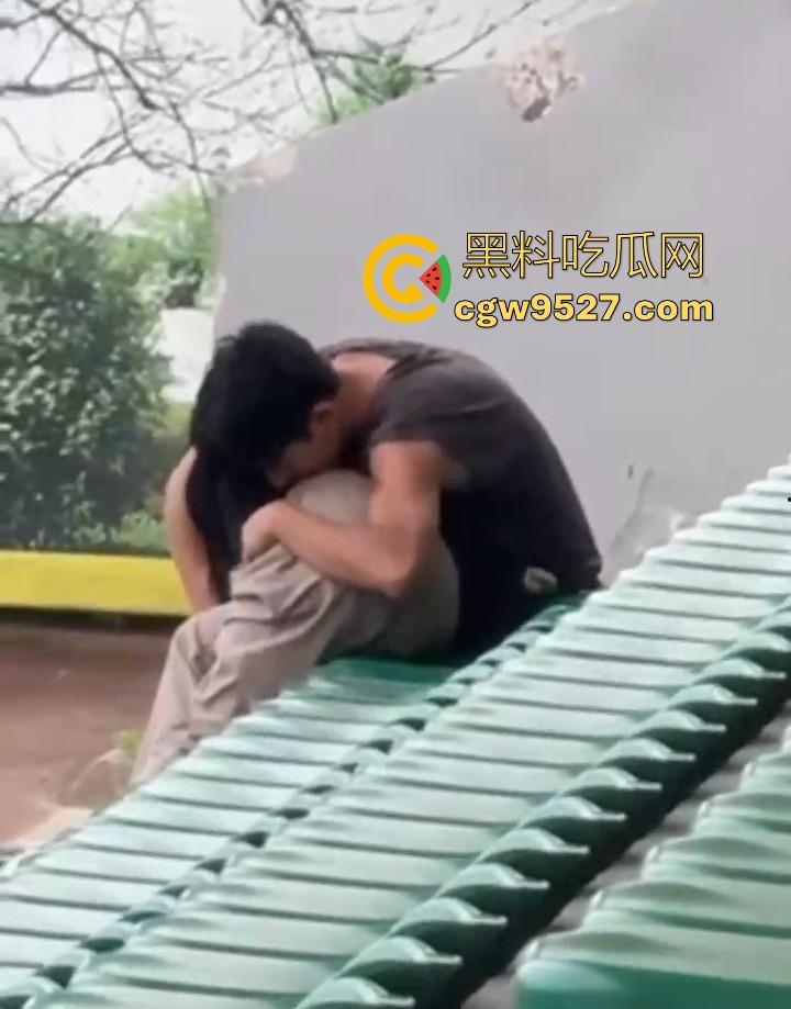 湖北美术学院，小情侣饥渴难耐户外刺激性爱，直接伸进了狂扣狂舔，场面极其刺激！-9