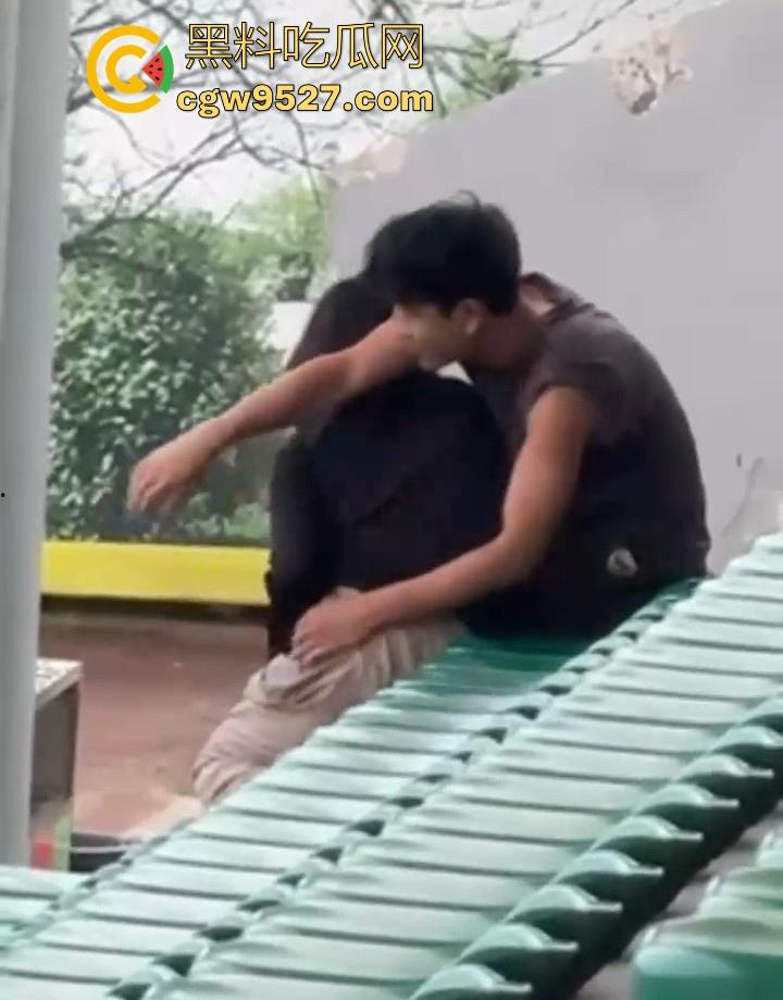 湖北美术学院，小情侣饥渴难耐户外刺激性爱，直接伸进了狂扣狂舔，场面极其刺激！-11