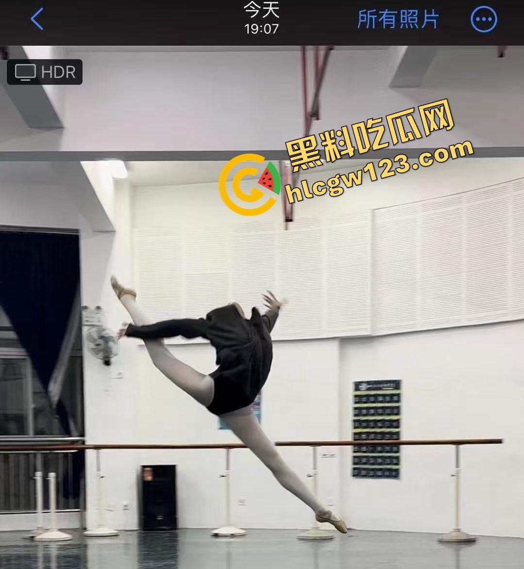 天津最野绿帽哥开放婚姻组团放妻，母狗团户外露出轮干单男，共享老婆新玩法？-8