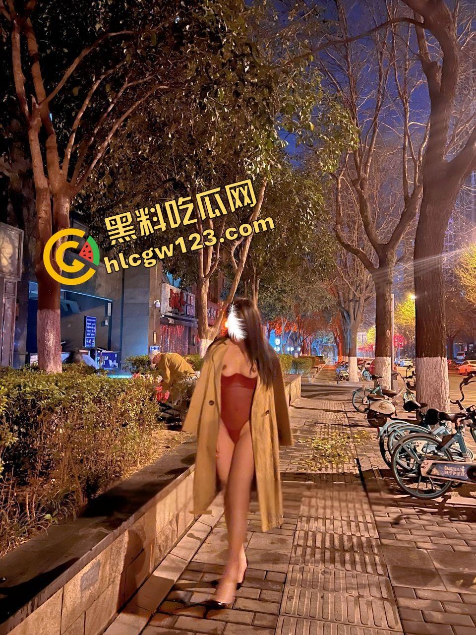 天津最野绿帽哥开放婚姻组团放妻，母狗团户外露出轮干单男，共享老婆新玩法？-9