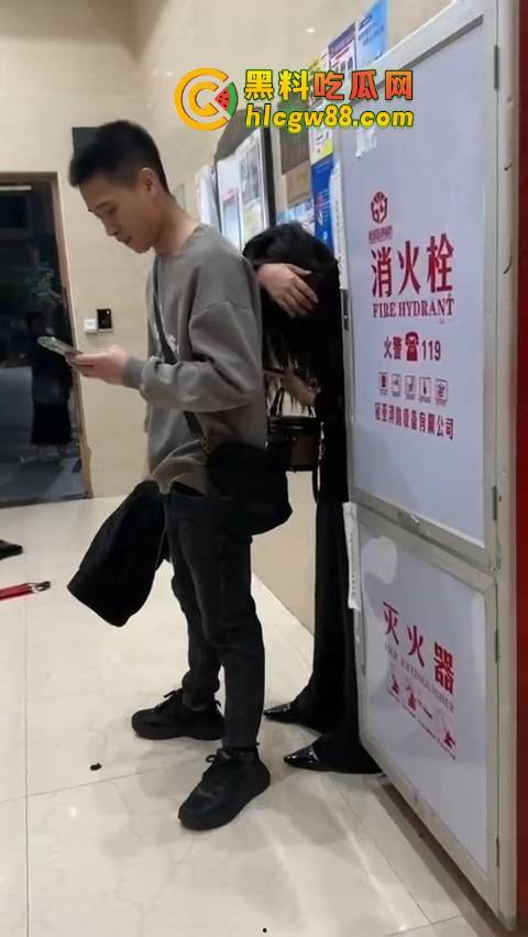 福建老公以为老婆出差，带小三回家激情，结果老婆钓鱼执法，楼下当场抓包，小三头发都被薅掉半截！-7