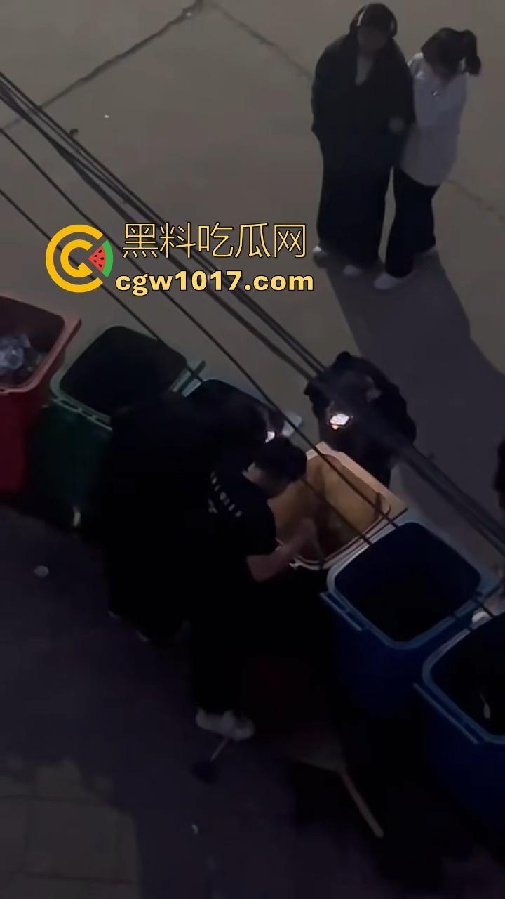 甘肃财贸职业学院学生虐狗事件曝光！把流浪小狗放到垃圾桶李用棍子猛捅，学生抖音扩散，多个账号被封禁！-6