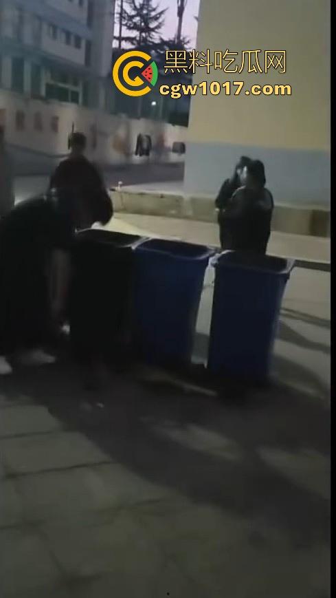 甘肃财贸职业学院学生虐狗事件曝光！把流浪小狗放到垃圾桶李用棍子猛捅，学生抖音扩散，多个账号被封禁！-7