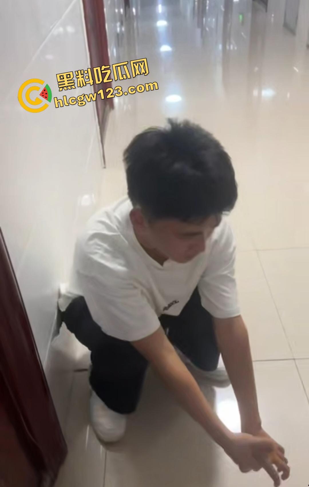 变态男生被同学怂恿去偷女生内衣当场被抓！内衣裹鸡巴真好玩，逼打女友电话羞辱！-4