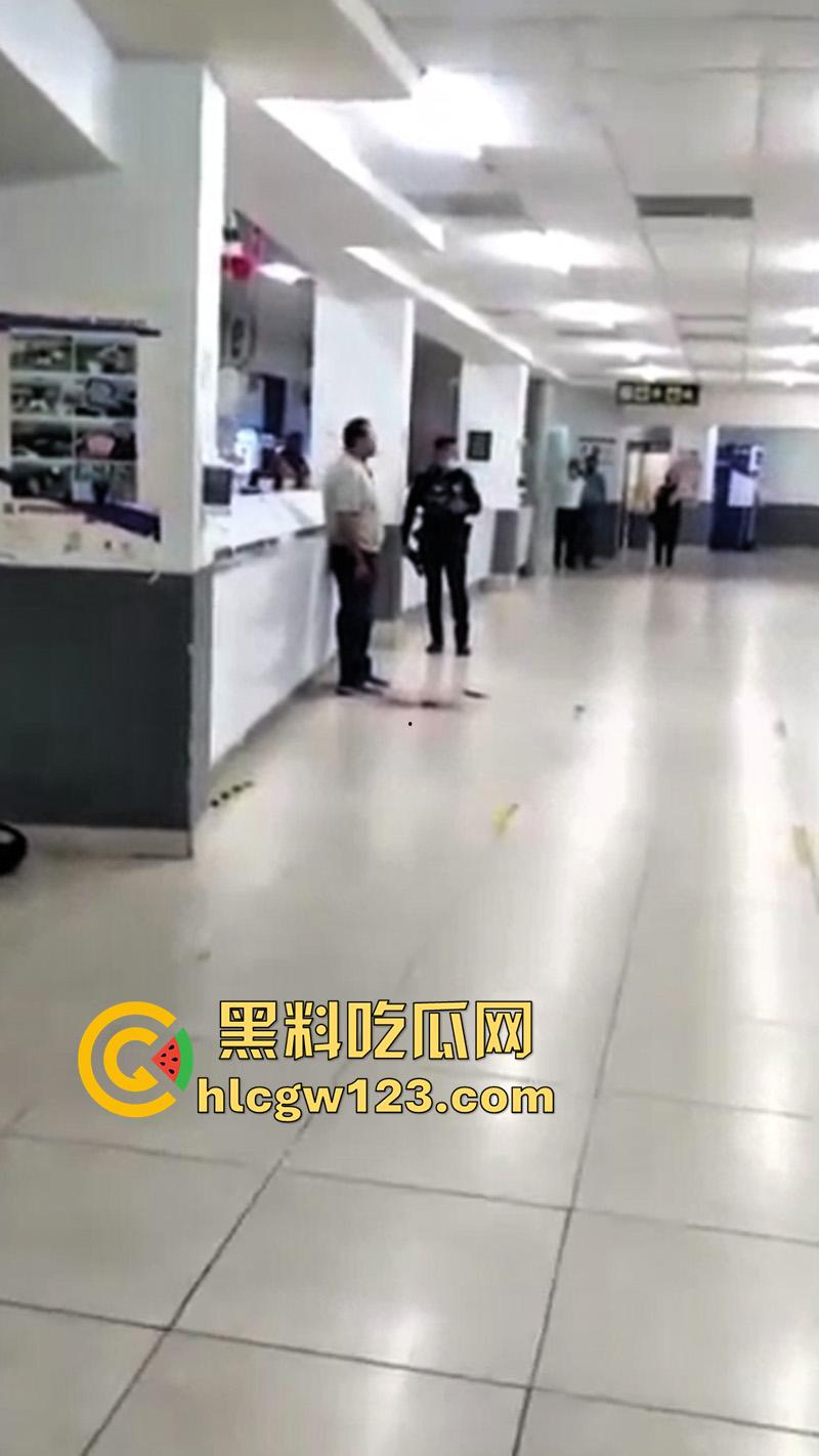 印尼医院自杀割喉，男子被医院诈骗，导致母亲病情恶化死亡，男子在医院杀医生后自杀反抗!-4