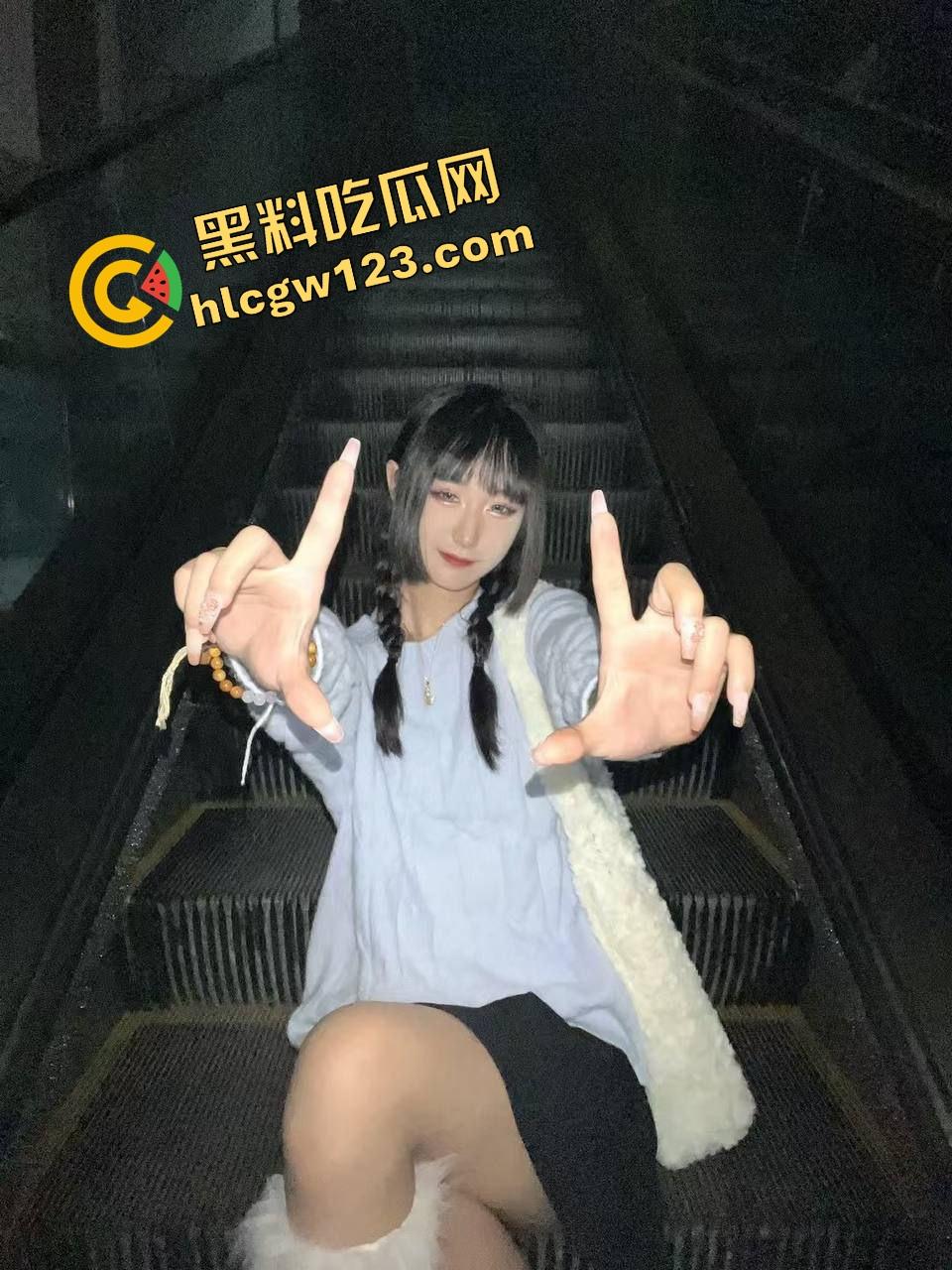 漫展烧鸡又作妖，重庆地平线漫展JK骚妹现场野战男友，COS界直接开操，裙底做爱全场围观！-3