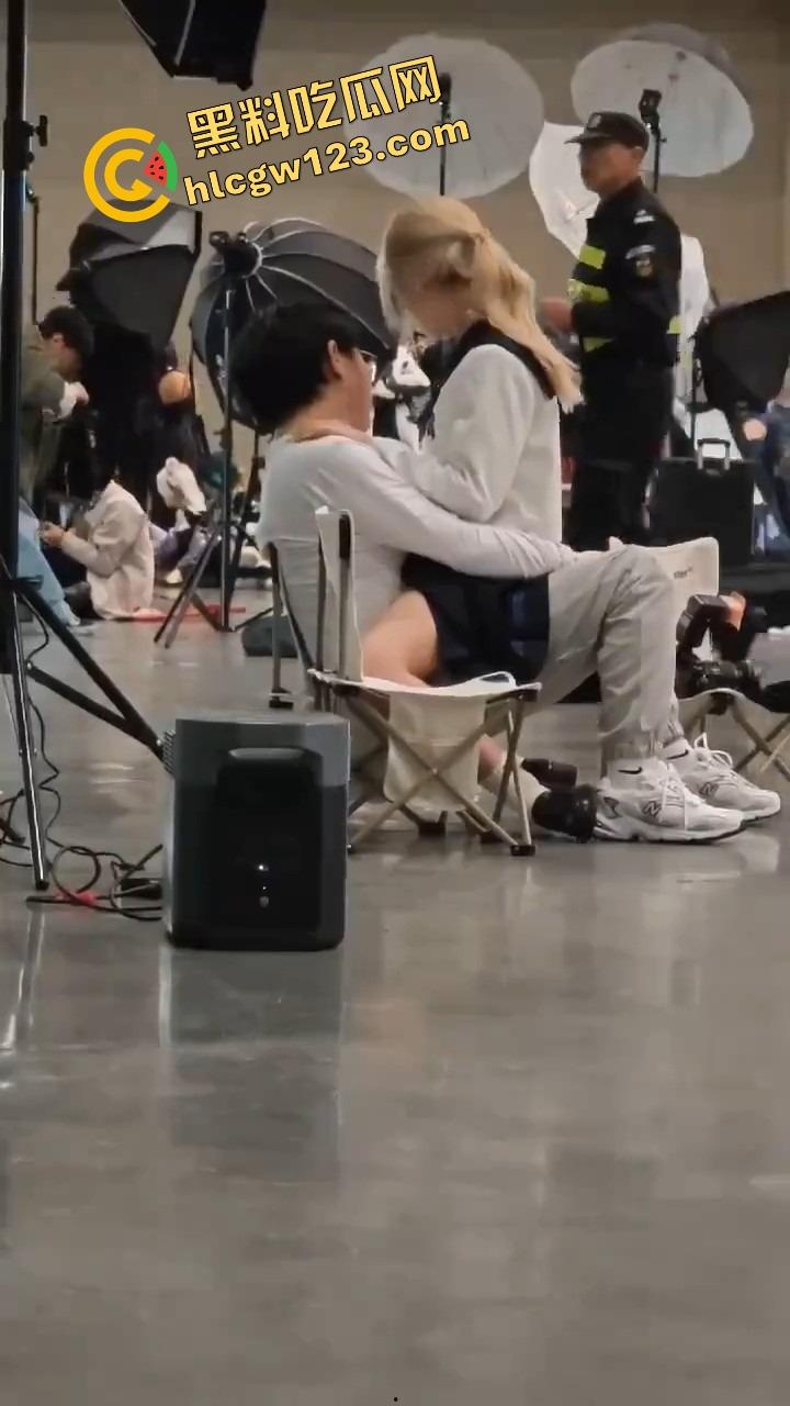 漫展烧鸡又作妖，重庆地平线漫展JK骚妹现场野战男友，COS界直接开操，裙底做爱全场围观！-14