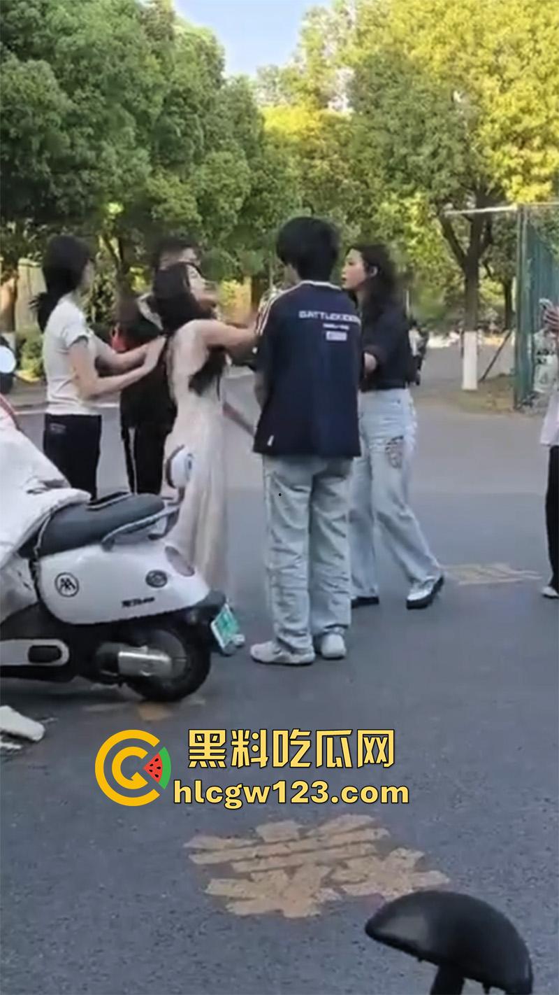 滁州职业学院丑逼胖渣男翻车，脚踏两条船被发现，两女学校当场质问，真是丑人多作怪！-6