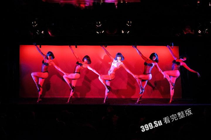 Lisa月底即将在法国出演的疯马秀（Crazy Horse Paris）到底是什么样的性质呢？先带瓜友们看看公开场的演出尺度-10