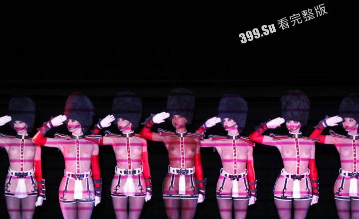 Lisa月底即将在法国出演的疯马秀（Crazy Horse Paris）到底是什么样的性质呢？先带瓜友们看看公开场的演出尺度-11