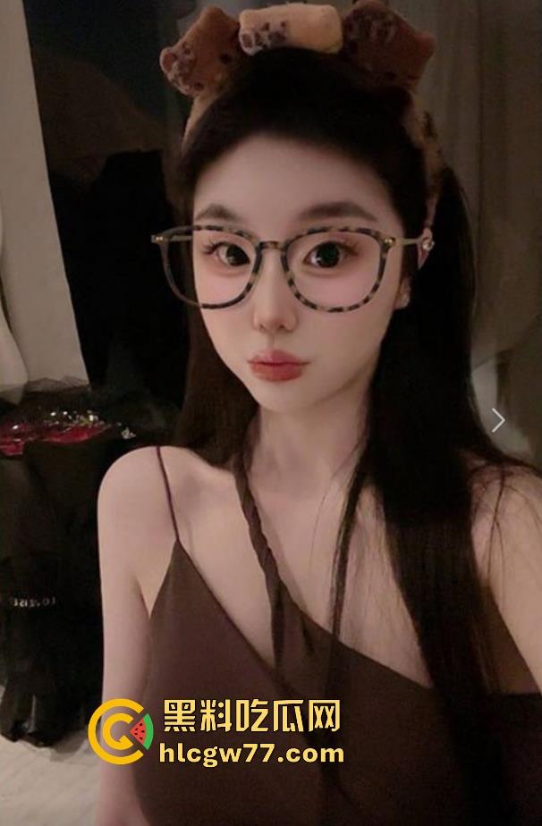 海角社区最火爆偷情现场，发小老婆边接电话边给口交，当面被绿狂野交合的感觉超级刺激！-3