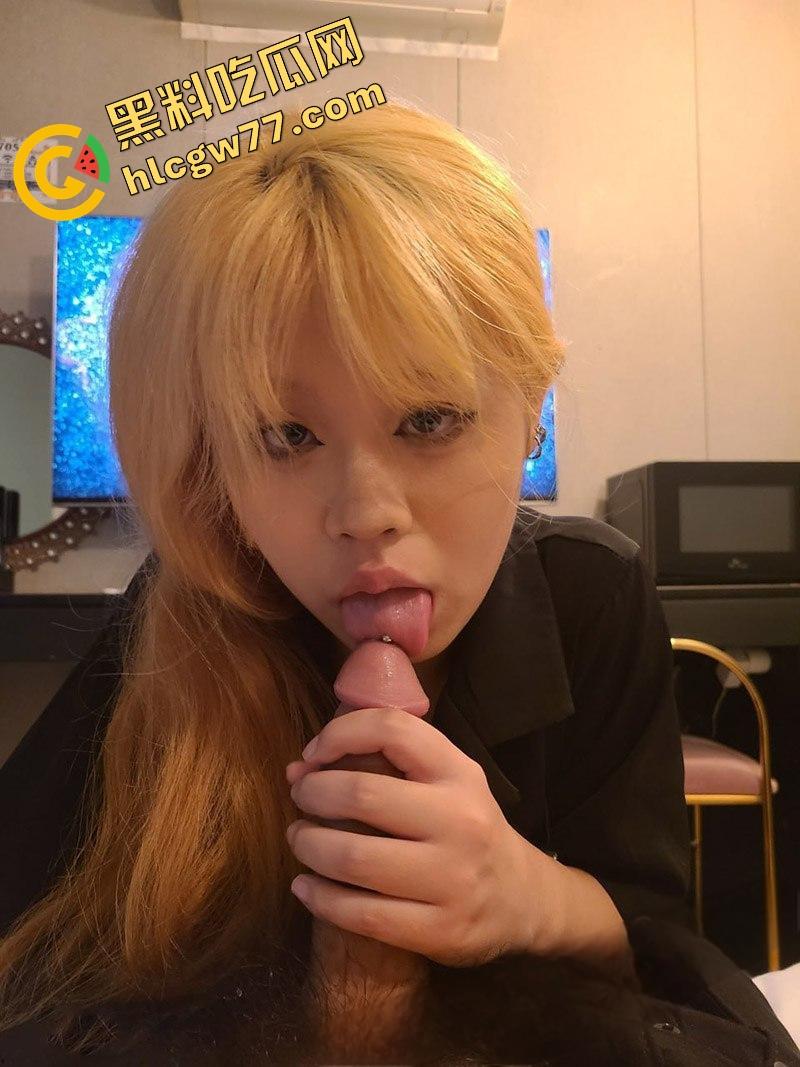 大奶精神小太妹 酒店忘我吃鸡 大屌都要把嘴撑爆了 又被肌肉猛男掐脖爆操 小小身躯十分耐操！-9