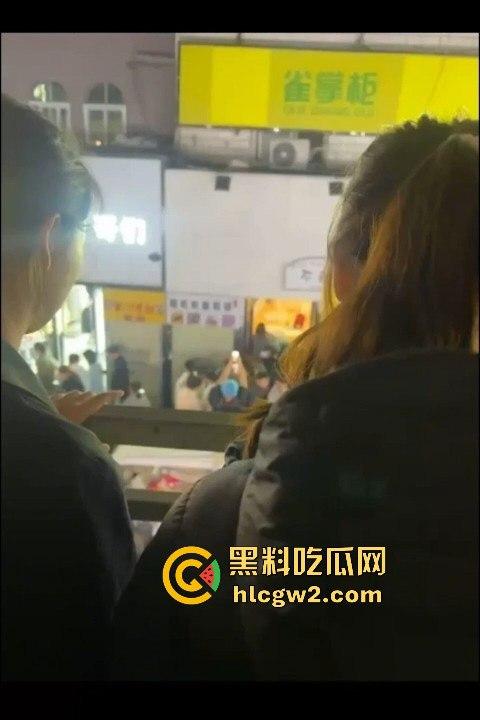 新乡大学城狗男女偷情惨遭爆锤 已婚男店主勾搭有夫之妇 结果被正主带人打趴奸夫淫妇 血溅女装店！-5