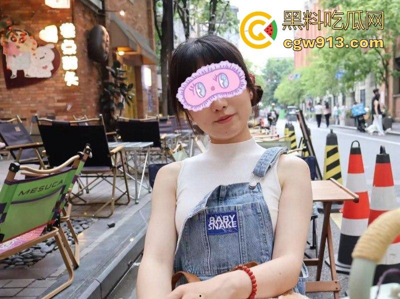 长沙极品少妇【李琴】约炮视频曝光，穿紫色情趣内衣发骚，狗链调教边操边用皮鞭抽打，淫荡到让人鸡巴发硬！-1