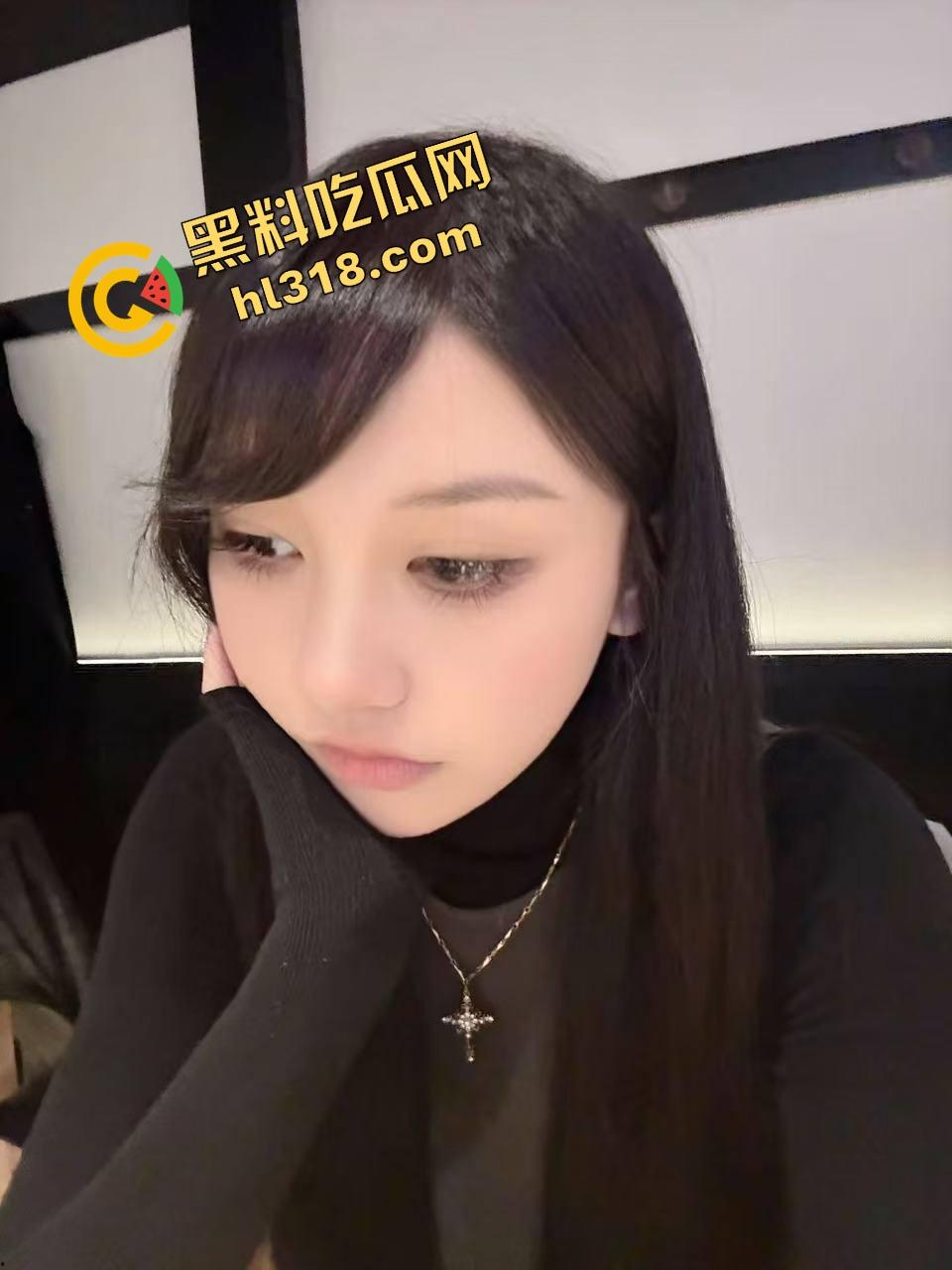 水润小肥逼骚出汁，香蕉都被泡软，一掰开全是春水，想操到天荒地老，兄弟你敢插进去就别想拔出来！-3