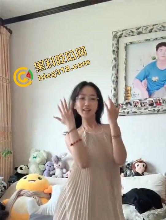 27万粉清纯眼镜妹『田馨馨6』戴眼镜直播卖萌，摘眼镜直接骑人，私底下和大哥偷情视频流出！-3