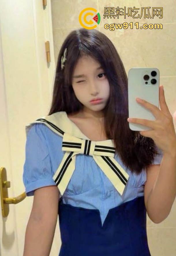 电梯惊心动魄的操妹经历，电梯里逮着妹妹不放，使劲揉搓后入猛插，刺激无比！-3