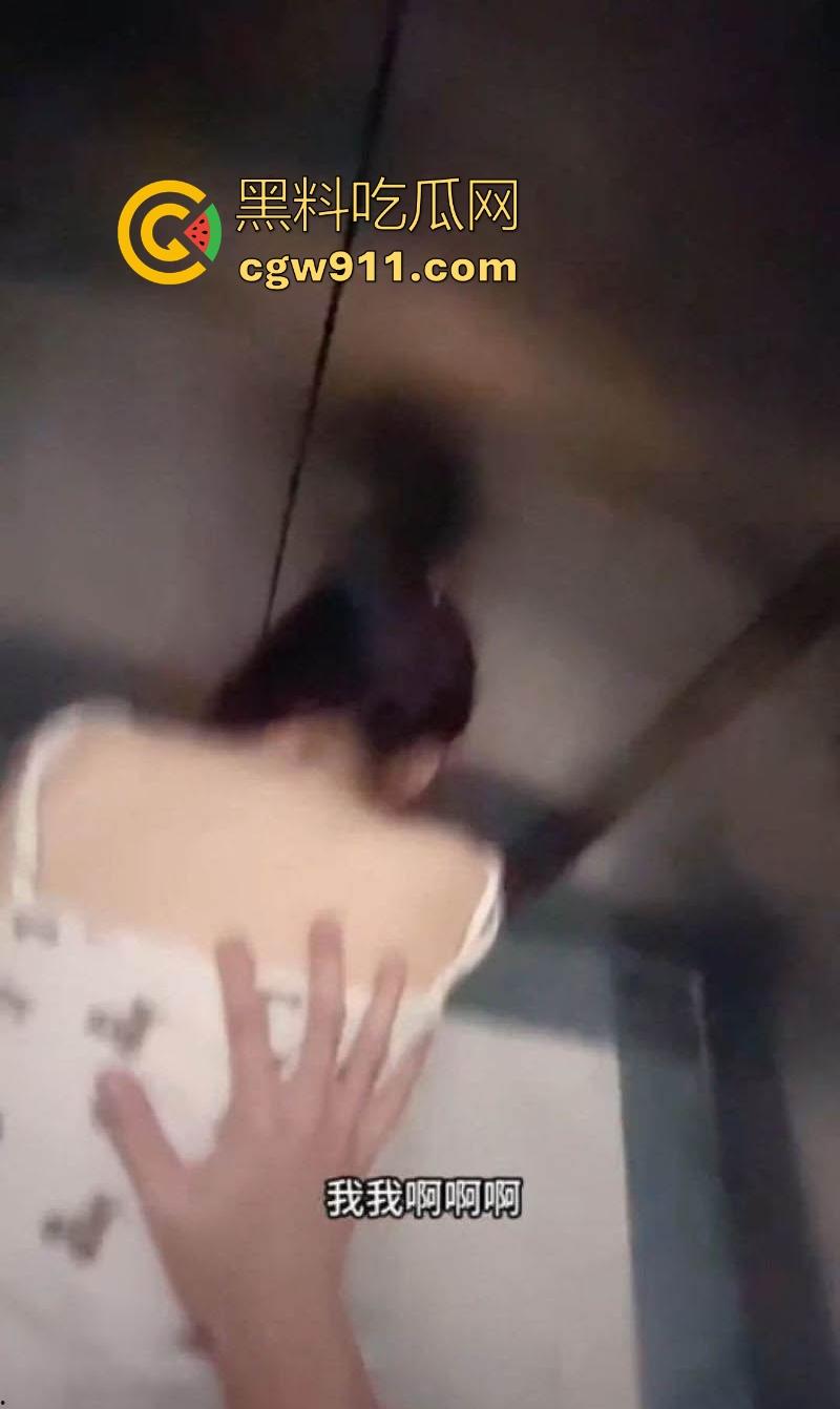 电梯惊心动魄的操妹经历，电梯里逮着妹妹不放，使劲揉搓后入猛插，刺激无比！-8