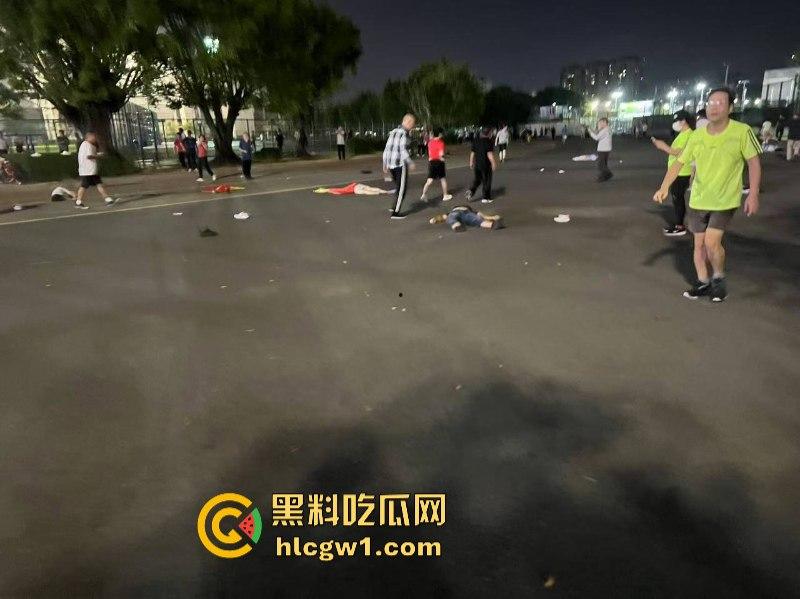 广东珠海体育场一男子突然发狂开车冲撞众人 多人惨遭碾压 血腥现场视频流出 死了一大片？-27