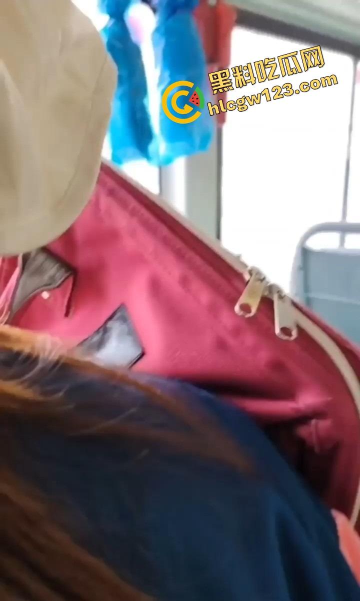 公交车上骚逼暴露狂掀衣亮美乳，奶子挺翘晃眼半露，淫水滴地板，路人馋得想冲上去猛捏一把爽爆裤裆！-6