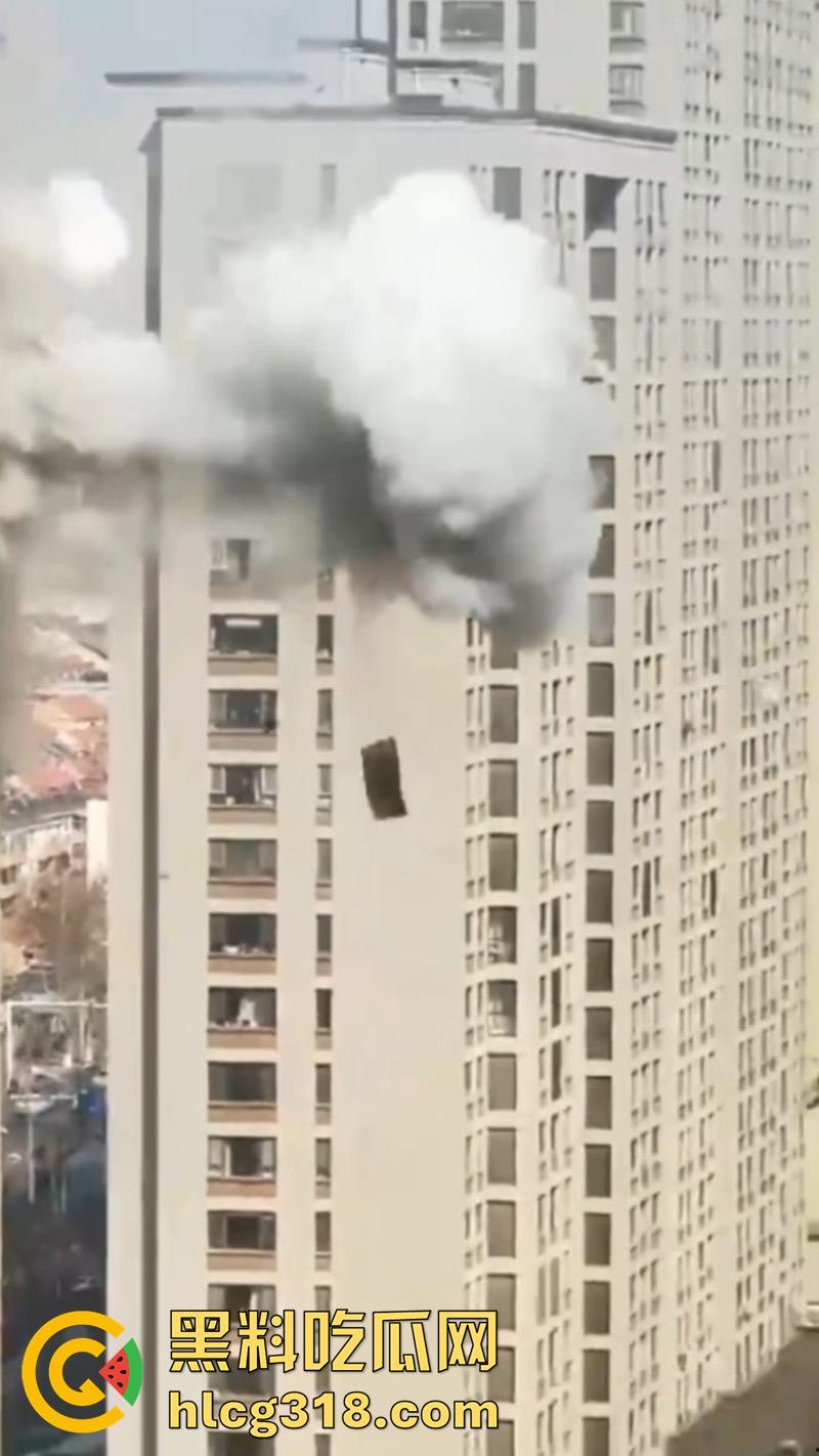 青岛电瓶车飞线充电，发生爆燃造成严重火灾，现场画面触目惊心，清晰听见传来的爆炸声！-2